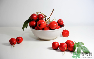 山楂不能和什么一起吃？山楂哪些人不能吃？