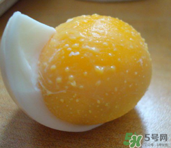 熟雞蛋滾臉有什么好處？熟雞蛋滾臉能吸毒素嗎？