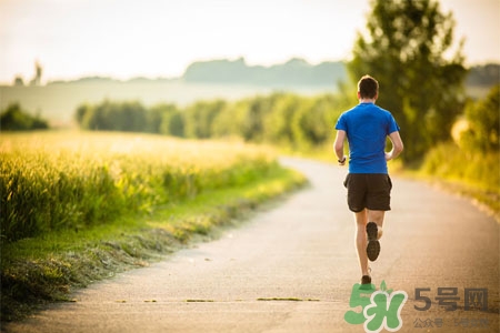 冬天運(yùn)動(dòng)穿什么衣服好？冬天鍛煉穿什么衣服合適？