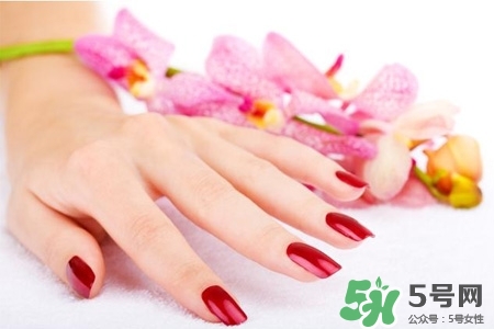 冬天什么顏色指甲油顯手白？冬天顯手白的指甲油顏色？