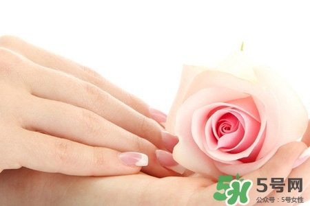 冬天什么顏色指甲油顯手白？冬天顯手白的指甲油顏色？