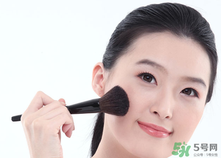 冬天化妝起皮怎么辦？冬天化妝臉干怎么辦？