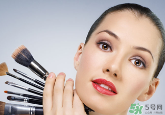 冬天化妝起皮怎么辦？冬天化妝臉干怎么辦？