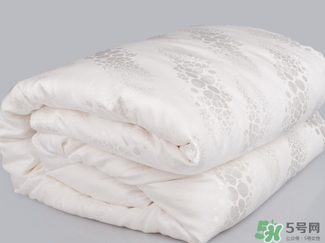 冬天蓋什么被子保暖又舒服？冬天蓋蠶絲被暖和嗎？