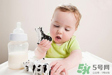 寶寶能穿雪地靴嗎？寶寶多大可以穿雪地靴？