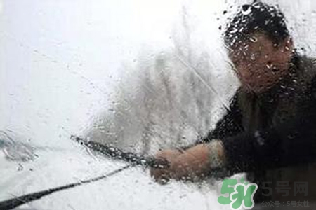 冬天早上車玻璃上的冰霜怎么弄？冬天早上車玻璃上的霧怎么弄？
