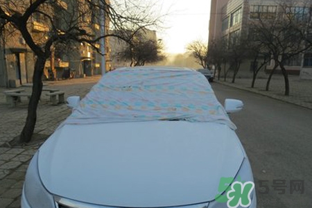 冬天早上車玻璃上的冰霜怎么弄？冬天早上車玻璃上的霧怎么弄？