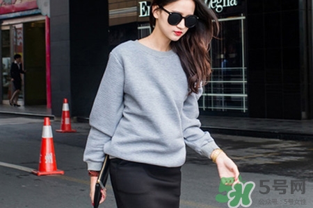 冬天衛(wèi)衣里面穿什么？套頭衛(wèi)衣里面還穿衣服么？