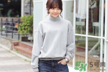 冬天衛(wèi)衣里面穿什么？套頭衛(wèi)衣里面還穿衣服么？