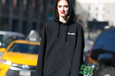 衛(wèi)衣穿大點(diǎn)好看嗎？女生衛(wèi)衣穿大點(diǎn)好看嗎？