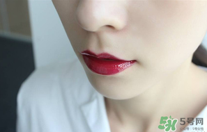 圣羅蘭唇釉怎么涂？ysl唇釉怎么涂好看？