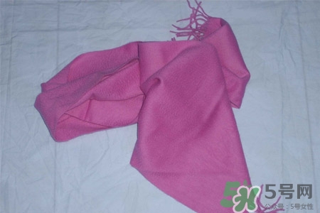 羊絨圍巾為什么會掉毛？羊絨圍巾怎么防止掉毛？