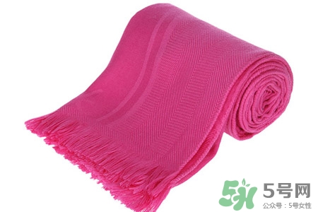 羊絨圍巾為什么會掉毛？羊絨圍巾怎么防止掉毛？