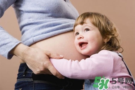 冬天哺乳穿什么？冬天哺乳期穿什么衣服喂奶好？