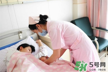 冬天哺乳穿什么？冬天哺乳期穿什么衣服喂奶好？