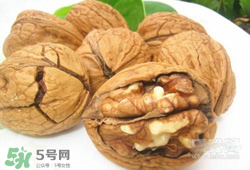 松子和核桃哪個(gè)營(yíng)養(yǎng)價(jià)值更高？松子和核桃哪個(gè)更容易發(fā)胖？