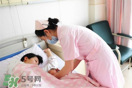 喂母乳為什么會胸部下垂？正確哺乳不會導(dǎo)致胸部下垂