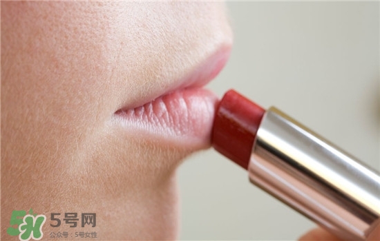 防曬唇膏要卸妝嗎？防曬唇膏晚上可以用嗎？