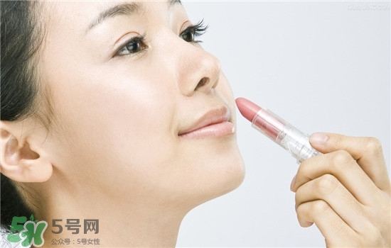 防曬唇膏要卸妝嗎？防曬唇膏晚上可以用嗎？