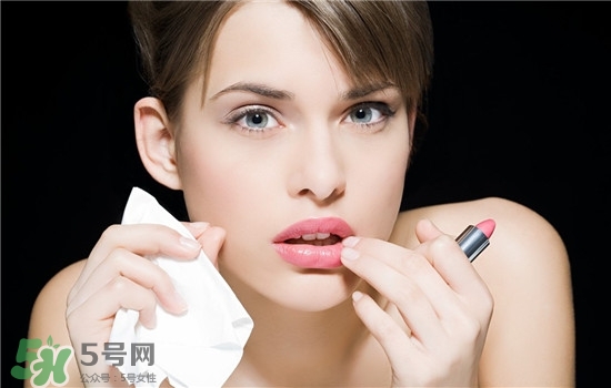 防曬唇膏要卸妝嗎？防曬唇膏晚上可以用嗎？