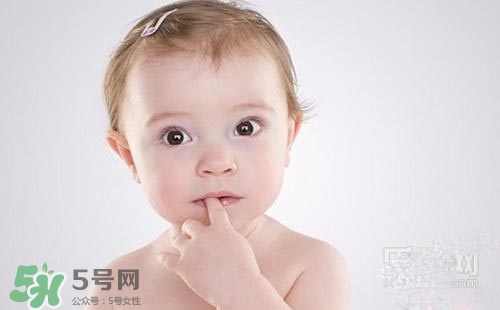 寶寶喜歡咬下嘴唇是怎么回事？寶寶喜歡咬下嘴唇怎么辦？