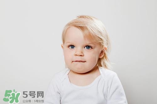 寶寶喜歡咬下嘴唇是怎么回事？寶寶喜歡咬下嘴唇怎么辦？