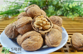 核桃皮發(fā)黑是怎么回事？核桃皮是黑色的能吃嗎？