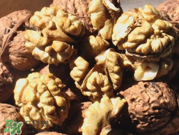 核桃皮發(fā)黑是怎么回事？核桃皮是黑色的能吃嗎？