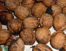 核桃皮發(fā)黑是怎么回事？核桃皮是黑色的能吃嗎？