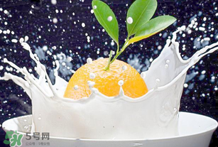 吃完橙子可以喝牛奶嗎？吃完橙子多久能喝牛奶？