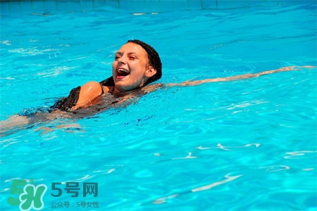 冬天游泳濕氣重嗎？冬天游泳濕氣重怎么辦？