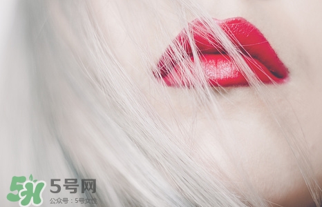 為什么喝很多水嘴唇還是很干?如何讓嘴唇變的水潤 為什么喝很多水嘴唇還是很干?如何讓嘴唇變的水潤