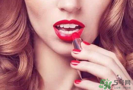 嘴巴大適合什么顏色的口紅？嘴巴大怎么涂口紅好看？
