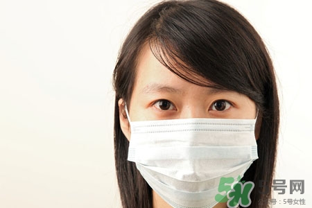 口臭掛什么科室？口臭去哪個(gè)科看?。?></p><h5>4、耳鼻喉科疾?。罕乔划愇镆鸬目诔簦喟l(fā)生于兒童，常見的鼻腔異物如小玩具、花生米、豆粒等誤入鼻孔，引發(fā)腐爛和感染，導(dǎo)致口腔或鼻腔的異味。一些老年性口腔鼻腔異味，大多由萎縮性炎癥引起。</h5><h5>5、腎臟疾?。寒?dāng)腎功能受損時(shí)，出現(xiàn)毒素的積累，嗅到蘋果樣酸味，是一個(gè)危險(xiǎn)的信號(hào)，應(yīng)引起足夠的警惕。</h5><h5>6、口腔科疾?。耗芤鹂诔舻目谇豢瞥Ｒ娂膊∪绮粷嵭匝例l炎、牙周炎。</h5><h5>7、呼吸科疾?。悍文撃[患者常出現(xiàn)腐酸性口臭、惡臭。此外，肺結(jié)核咯血、支氣管擴(kuò)張咯血者常出現(xiàn)血腥味口臭，晚期肺癌患者常在呼氣時(shí)口腔出現(xiàn)腐腥臭。</h5><p style=