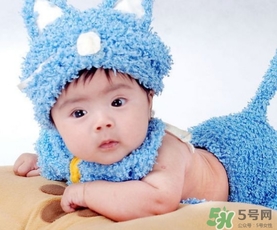 新生兒多久洗一次澡？新生兒洗澡溫度多少度合適？