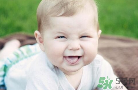 新生兒多少天會(huì)笑?新生兒多久會(huì)笑出聲? 新生兒多少天會(huì)笑?新生兒多久會(huì)笑出聲?