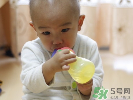 新生兒多少天可以喝水?新生兒什么時(shí)候開始喝水? 新生兒多少天可以喝水?新生兒什么時(shí)候開始喝水?