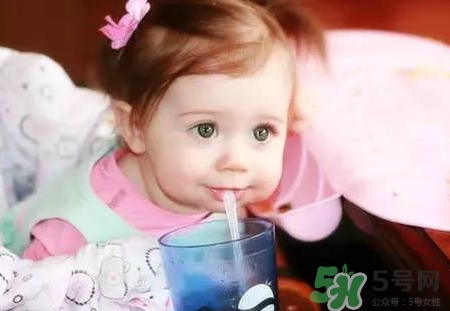 新生兒多少天可以喝水?新生兒什么時(shí)候開始喝水? 新生兒多少天可以喝水?新生兒什么時(shí)候開始喝水?