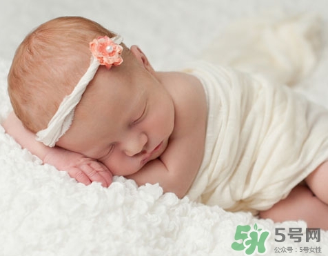 新生兒身上有白色膿包是怎么回事?什么原因? 新生兒身上有白色膿包是怎么回事?什么原因?