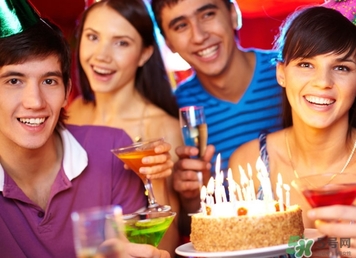 參加別人生日可以穿紅色的衣服嗎？參加生日穿什么衣服？