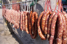 炒臘腸用先蒸熟嗎？臘腸不蒸直接炒行嗎？