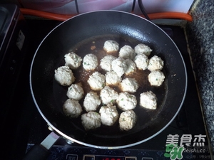 肉丸子可以用面粉嗎？肉丸子用什么粉？