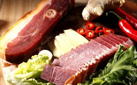 曬臘肉晚上要收回來(lái)嗎 臘肉可以一直掛在外面嗎