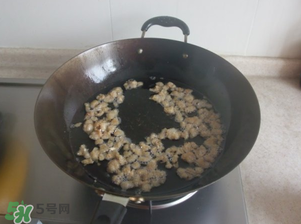 熬豬油為什么要加水？熬豬油水放多了怎么辦？