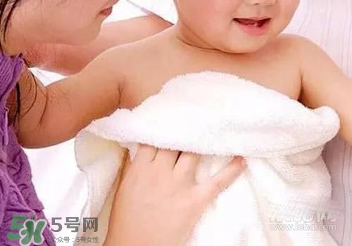 寶寶拉肚子發(fā)燒39度會燒壞腦子嗎？寶寶拉肚子發(fā)燒39度怎么辦？