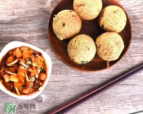 豆腐丸子要用面粉嗎？做豆腐丸子是用面粉還是淀粉？