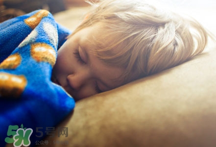 半夜咳嗽胸悶呼吸困難時(shí)怎么回事? 半夜咳嗽胸悶呼吸困難時(shí)怎么回事?