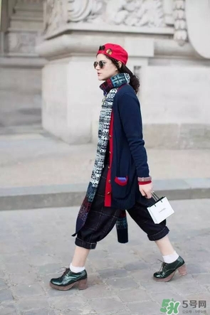 2017年圍巾流行怎么搭？2017年圍巾流行趨勢
