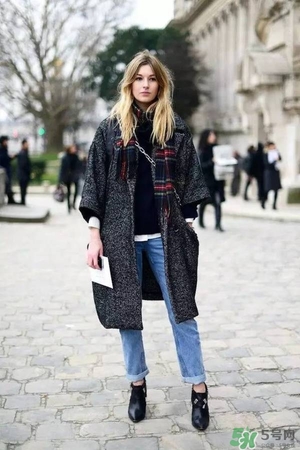 2017年圍巾流行怎么搭？2017年圍巾流行趨勢