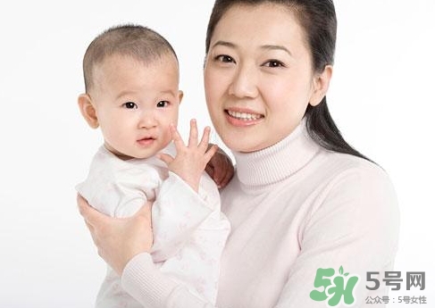 新生兒頭上的臟東西是什么?怎么洗掉? 新生兒頭上的臟東西是什么?怎么洗掉?